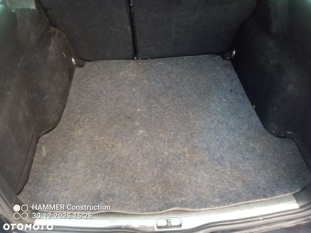 Volkswagen Passat 1.9 TDI Highline - 16