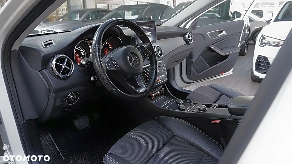 Mercedes-Benz GLA 200 7G-DCT - 14