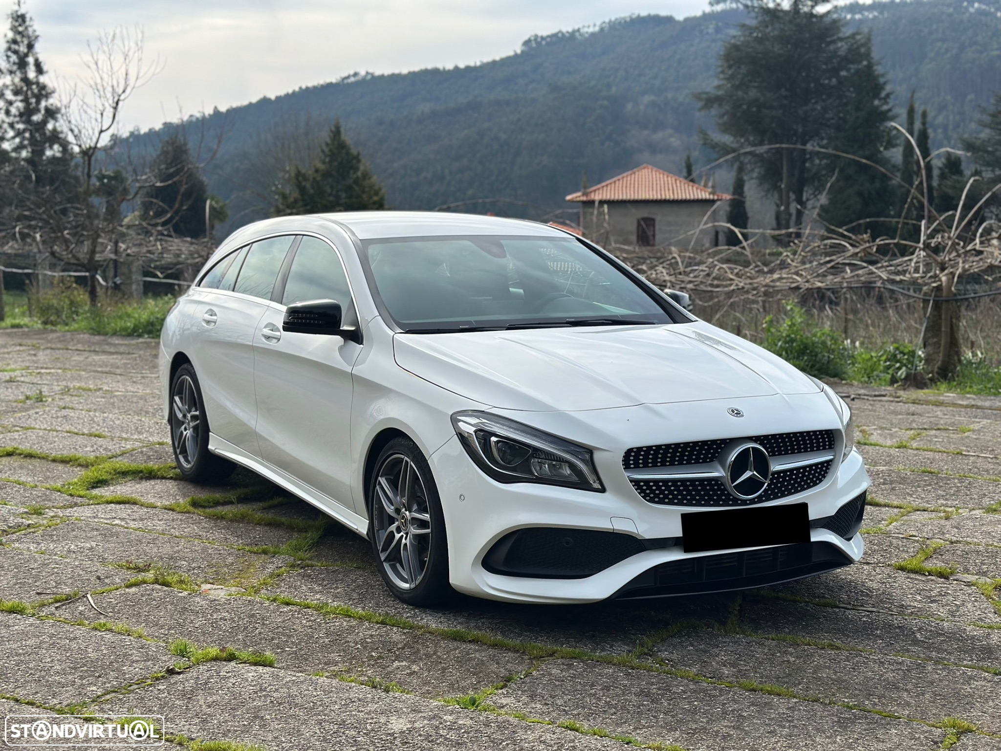 Mercedes-Benz CLA 180 d Shooting Brake AMG Line - 24