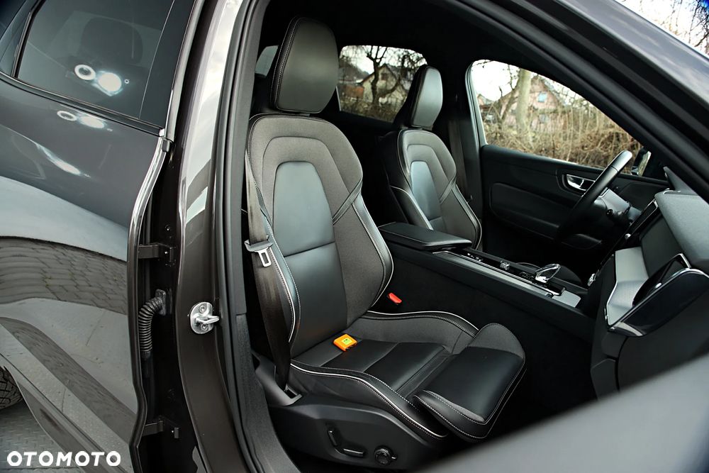 Volvo XC 60 B5 B AWD Plus Dark - 23