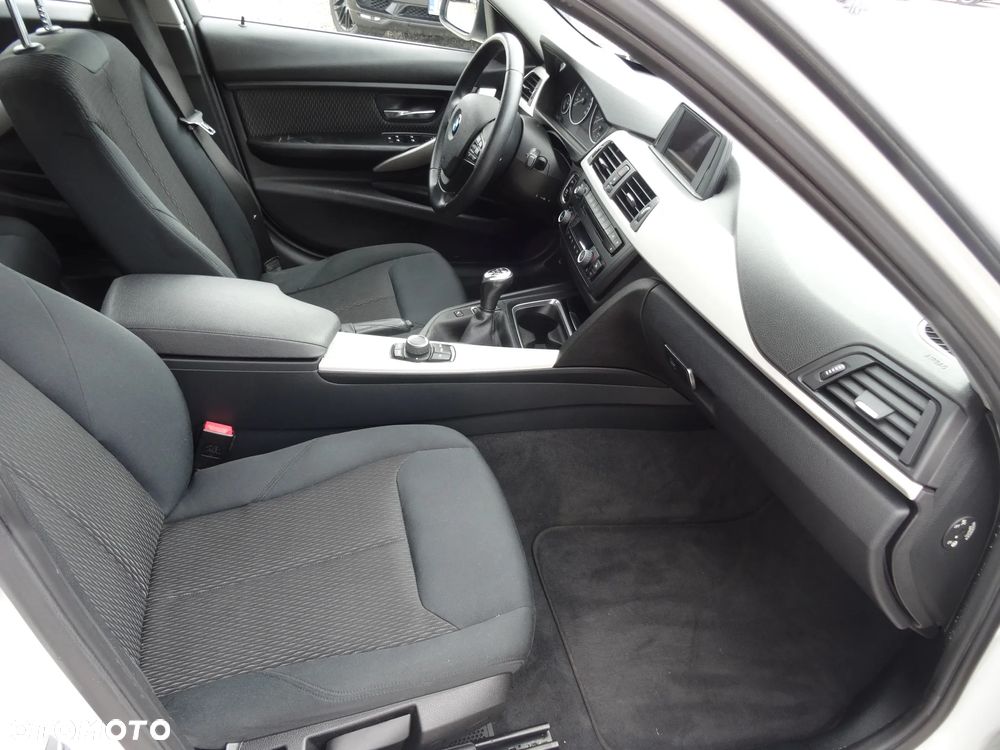 BMW Seria 3 318d - 14