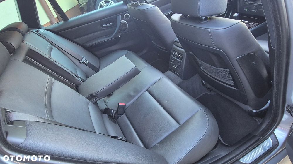 BMW Seria 3 335i - 24