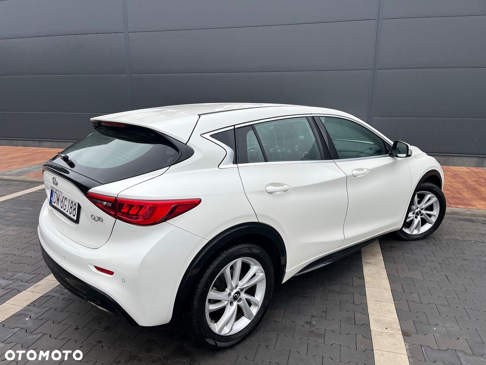 Infiniti Q30 1.6t Premium 7DCT - 7