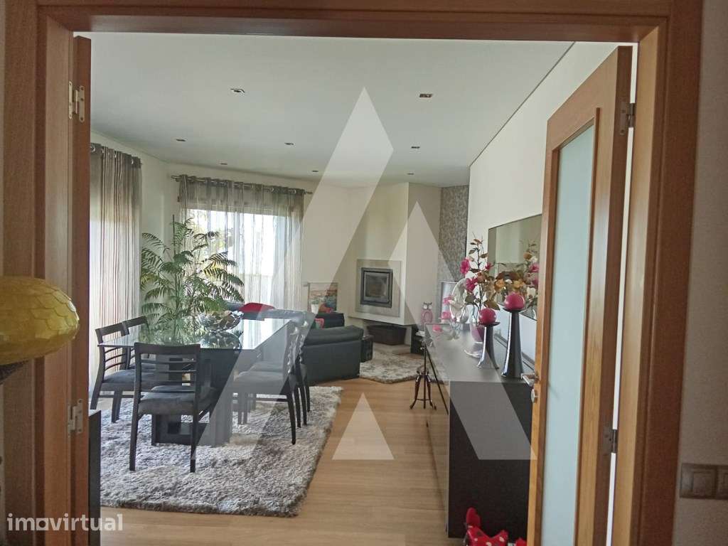 Fantástico apartamento T2+2 com sótão e grande terraço, no centro d...