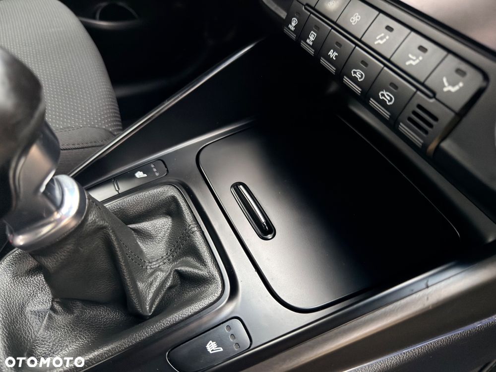 Kia Carens 1.6 GDI XL 7os - 26