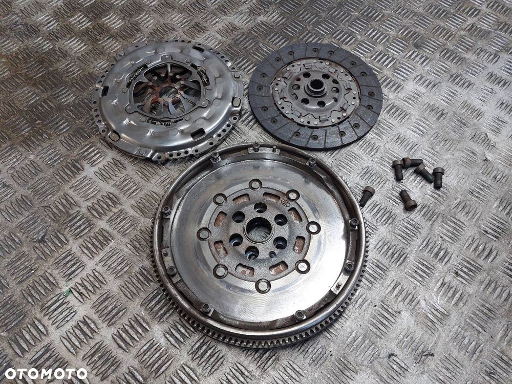KOŁO DWUMASOWE + TARCZA + DOCISK VOLKSWAGEN GOLF V 1.9 TDI ID: 237481 - 1