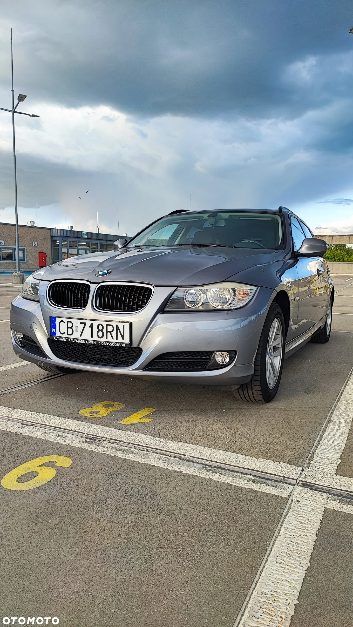 BMW Seria 3 318i Touring - 10