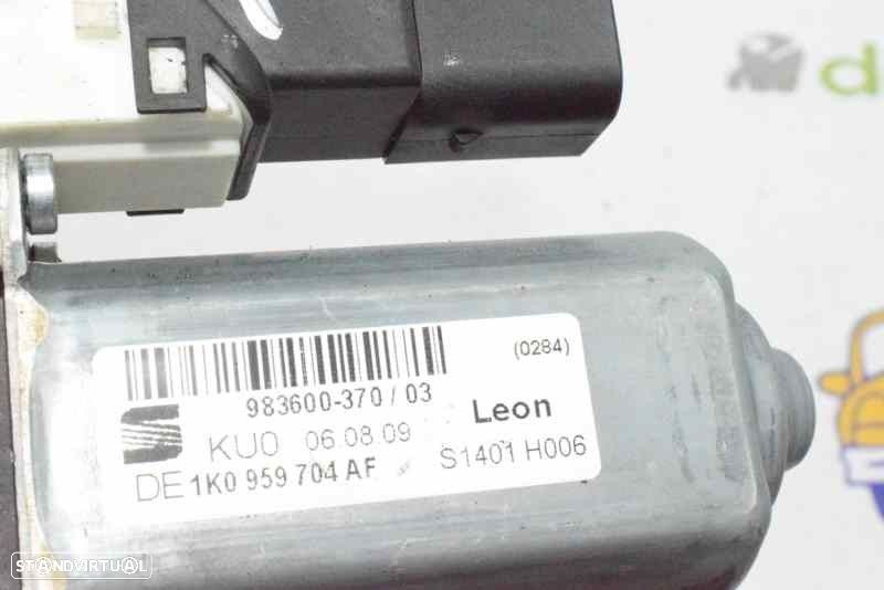 MOTOR ELEVADOR DE VIDRO TRASEIRO DIREITO SEAT LEON 2005 -1K0959704AF - 1