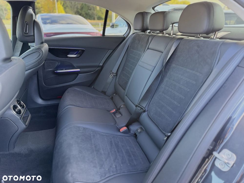 Mercedes-Benz Klasa C 180 9G-TRONIC AMG Line Advanced - 32