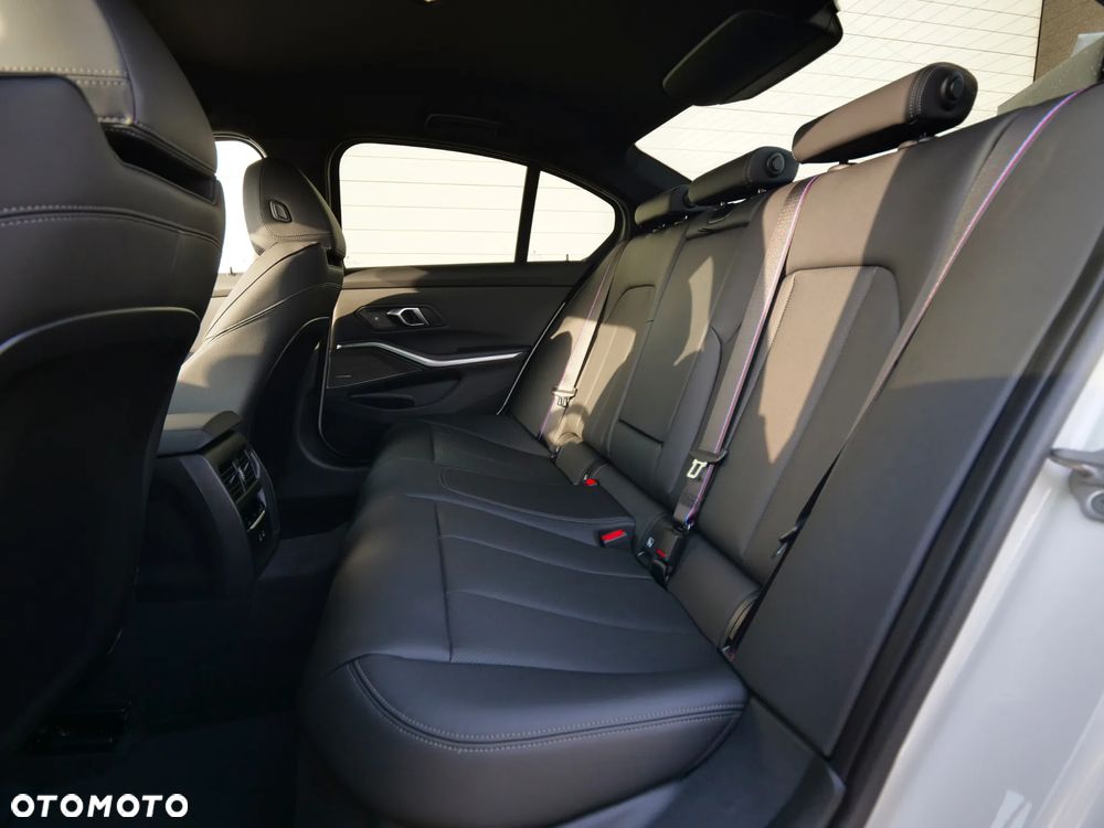 BMW Seria 3 330i xDrive M Sport sport - 31