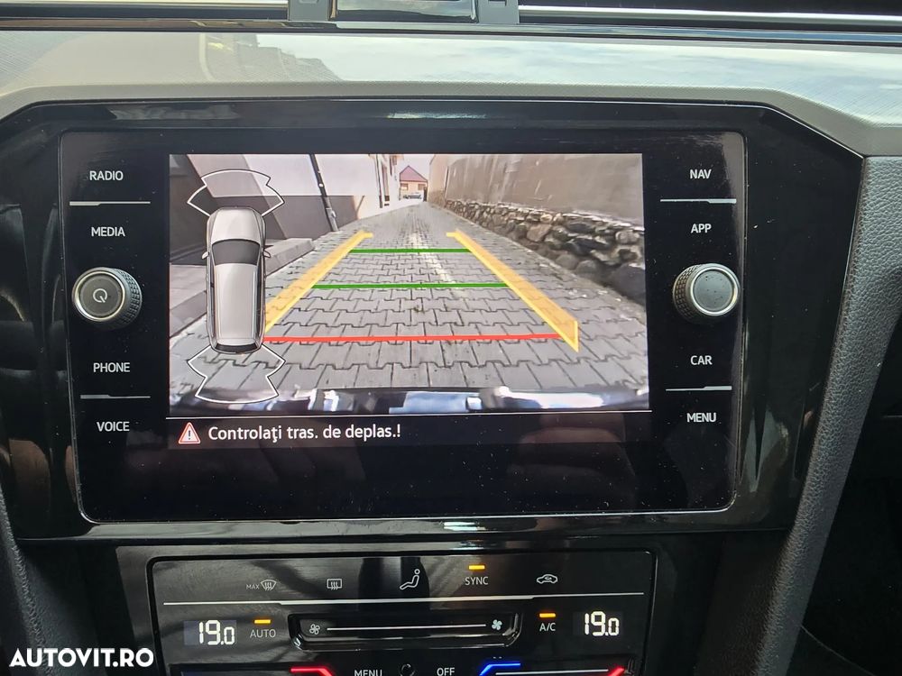 VOLKSWAGEN Passat 2023 — imagine 17