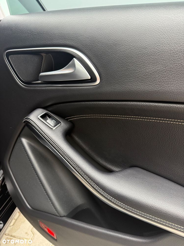 Mercedes-Benz CLA 180 Urban - 18