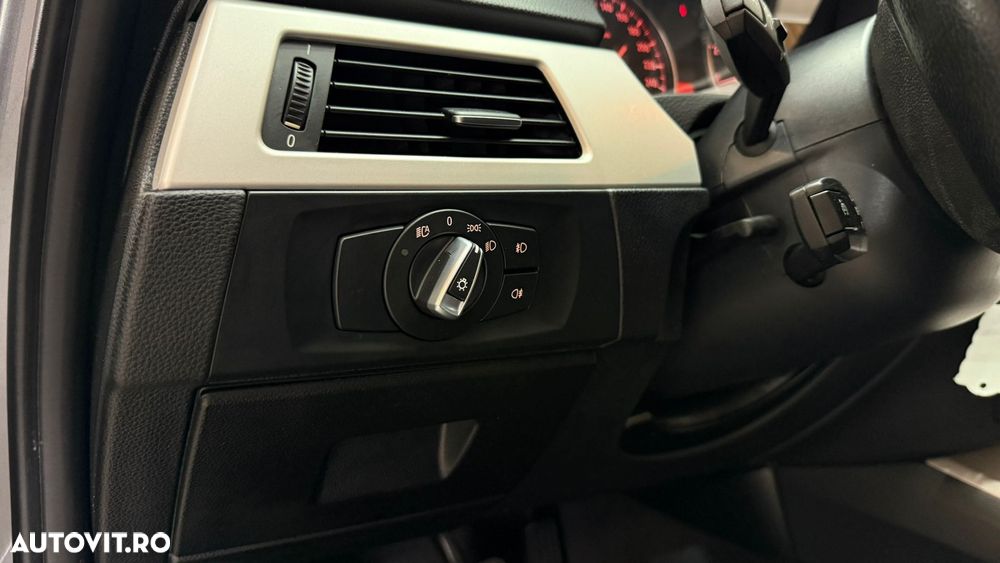 BMW Seria 3 320i Touring Aut. - 28