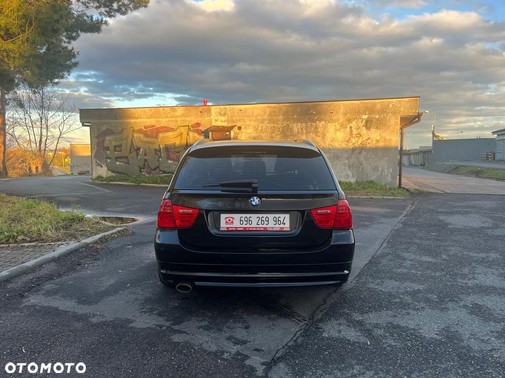 BMW Seria 3 318d DPF Touring - 13