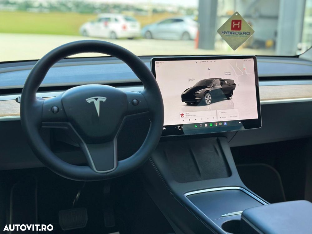 Tesla Model Y - 12