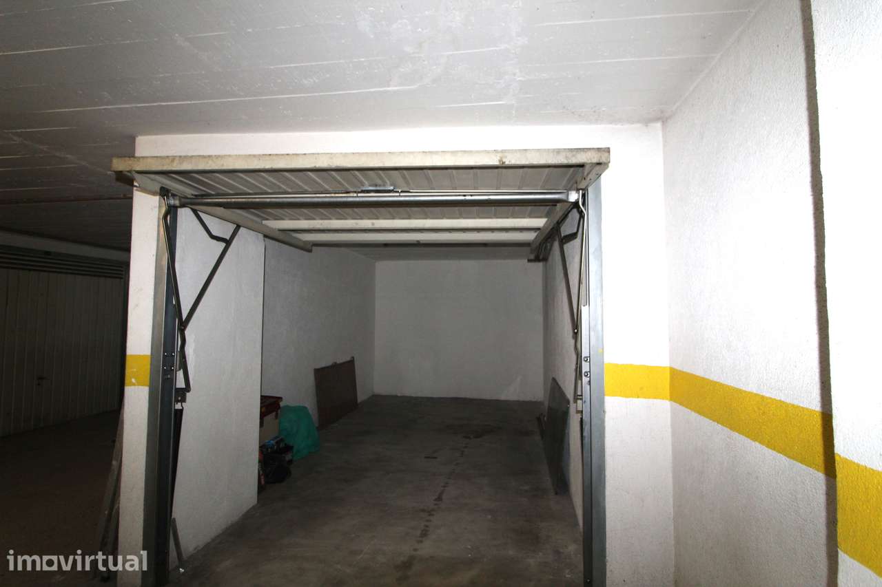 Garagem, Rio de Mouro, Rua Doutor Mário Madeira - Casais de Mem Martins - Grande imagem: 2/9