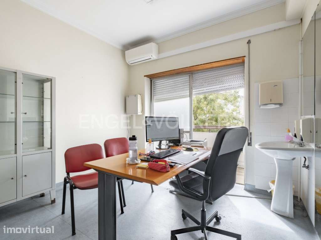 Excelente Espaço Comercial para Arrendar Centro de Almada - Grande imagem: 2/17