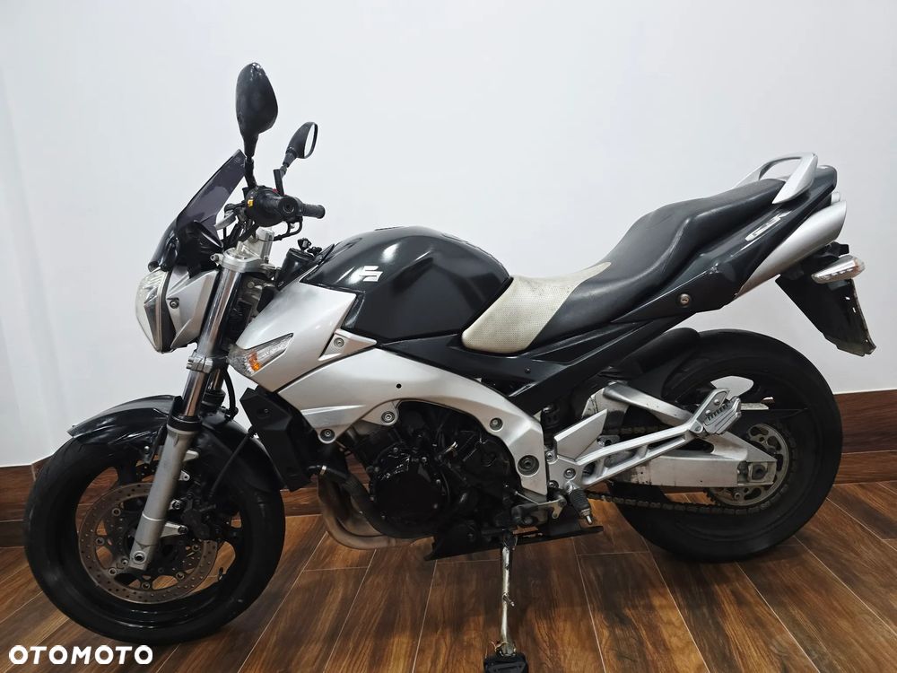 Suzuki GSR - 6