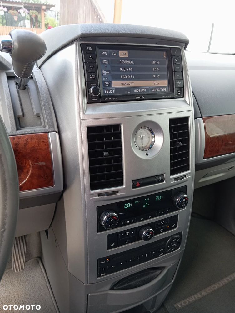Chrysler Town & Country - 6