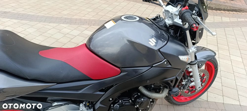 Suzuki GSR - 16