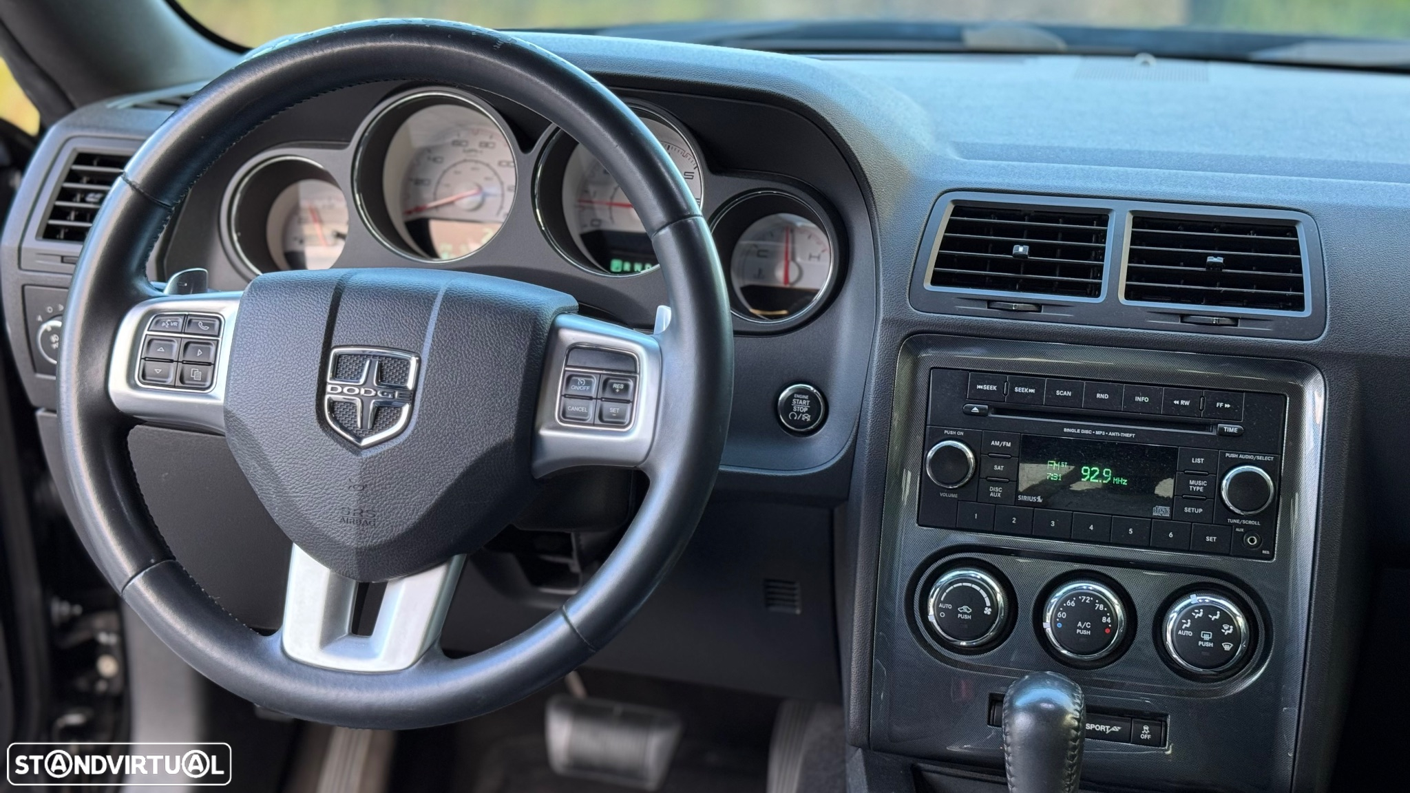 Dodge Challenger Auto SXT Plus - 8