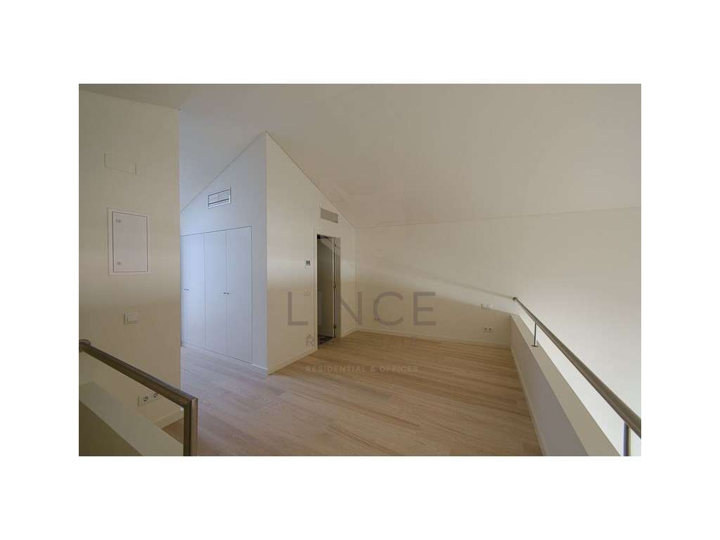 Loft T1 no Chiado, com terraço e estacionamento - Grande imagem: 3/23