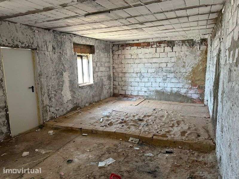 Armazém estratégico em Tires / São Domingos de Rana.