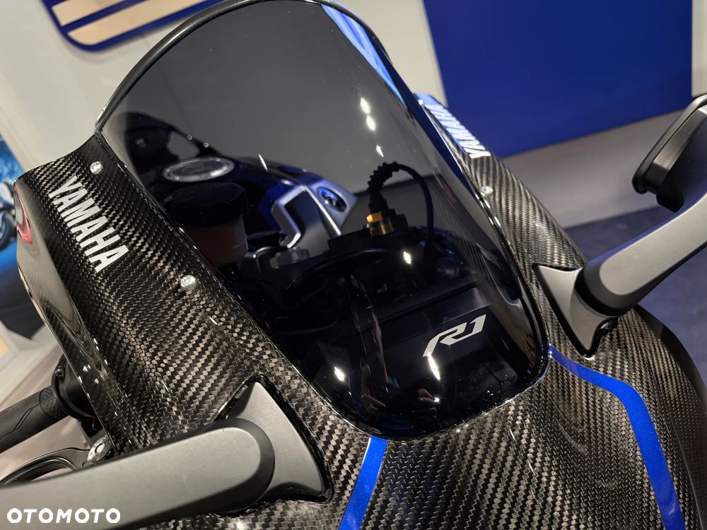 Yamaha R1 - 22