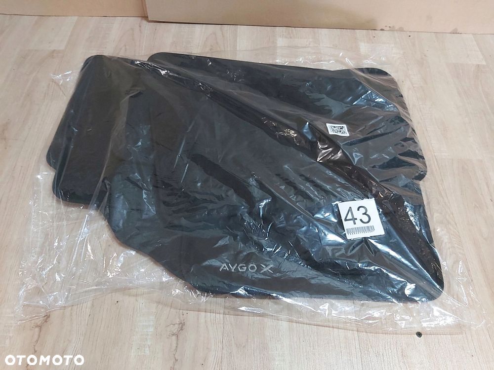 Toyota AYGO X CROSS dywanik wycieraczka komplet NOWE 58500-YYC30 - 2