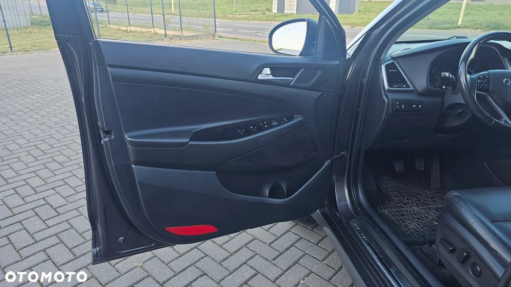 Hyundai Tucson 1.7 CRDI BlueDrive TourdePologne 2WD - 17