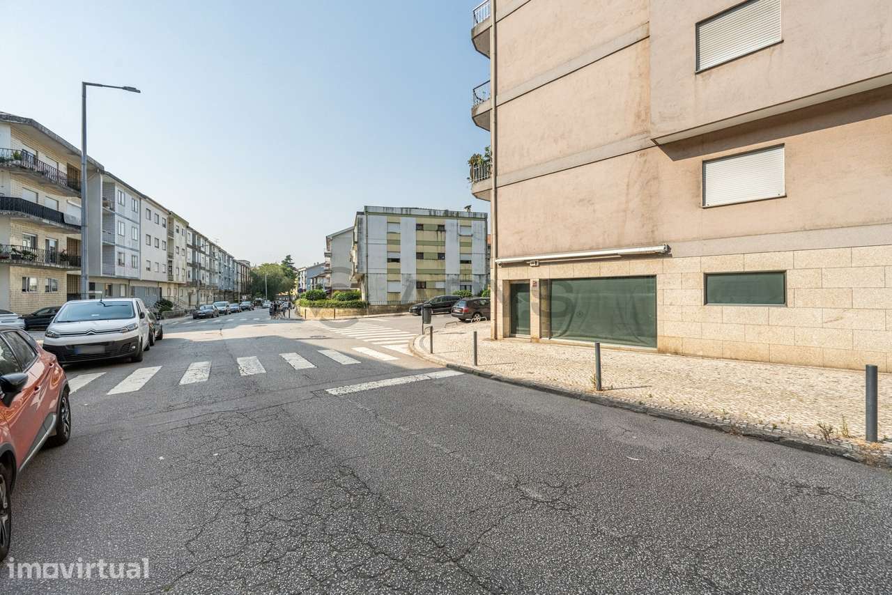 Excelente loja com 90 m² de área bruta, localizada em São Vitor, um... - Grande imagem: 3/24