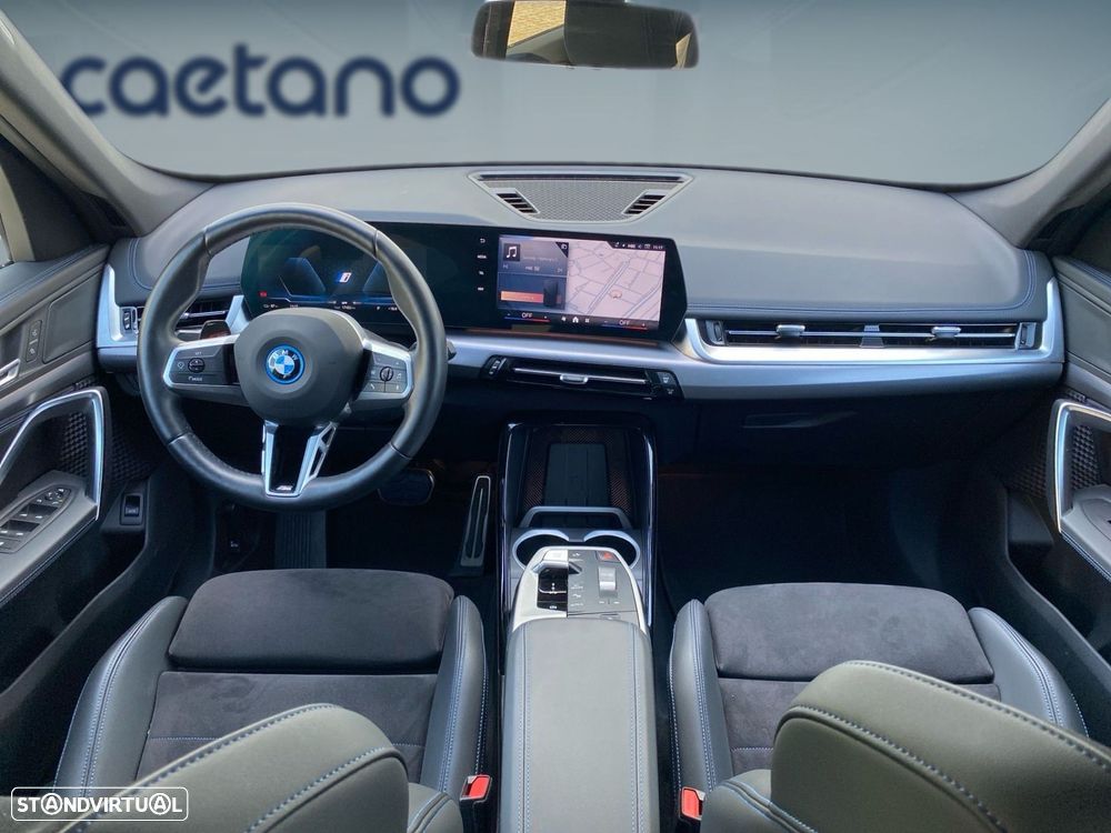 BMW iX1 eDrive20 Pack Desportivo M Pro - 4