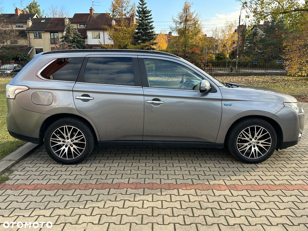 Mitsubishi Outlander PHEV Instyle NAVI + - 7