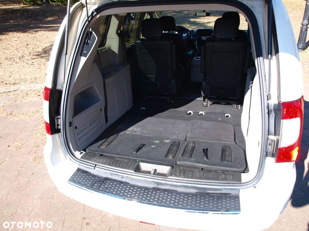 Chrysler Town & Country - 12