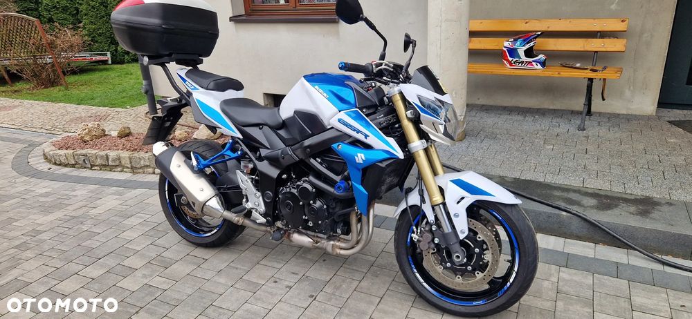 Suzuki GSR - 11