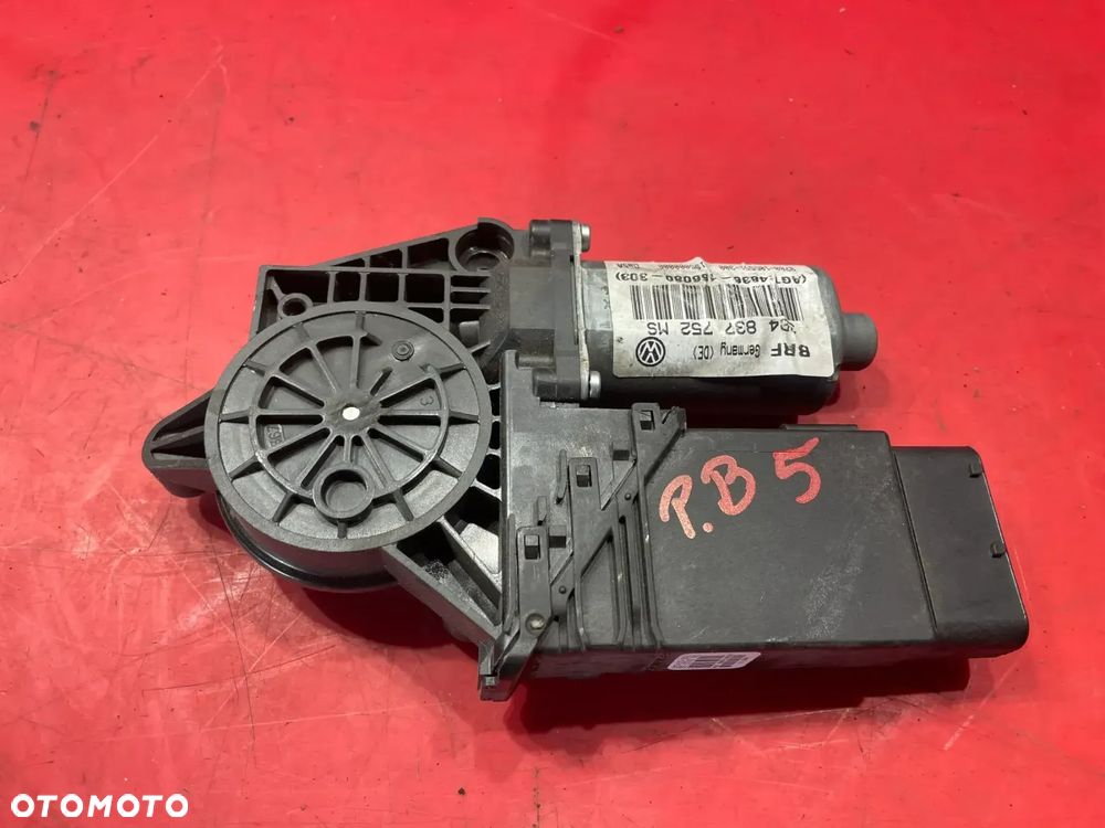 PASSAT B5 SILNICZEK SZYBY PRZÓD PRAWY 3B4837752MS