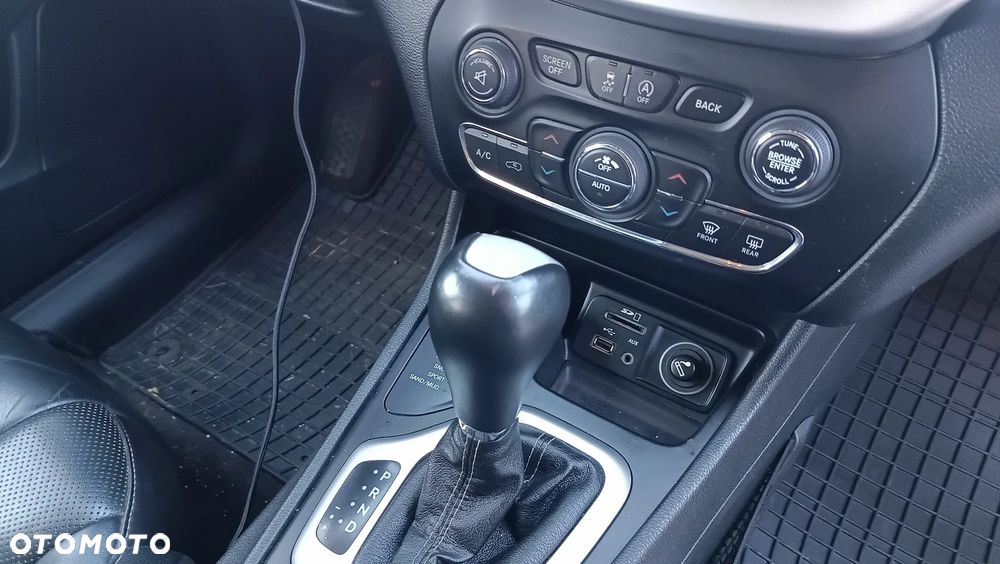 Jeep Cherokee - 10
