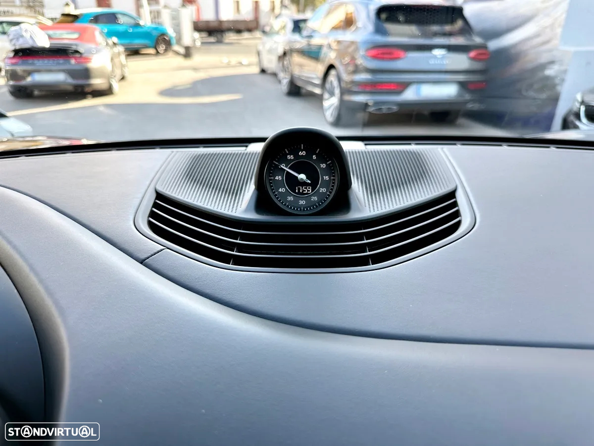 Porsche Taycan Turbo S - 16