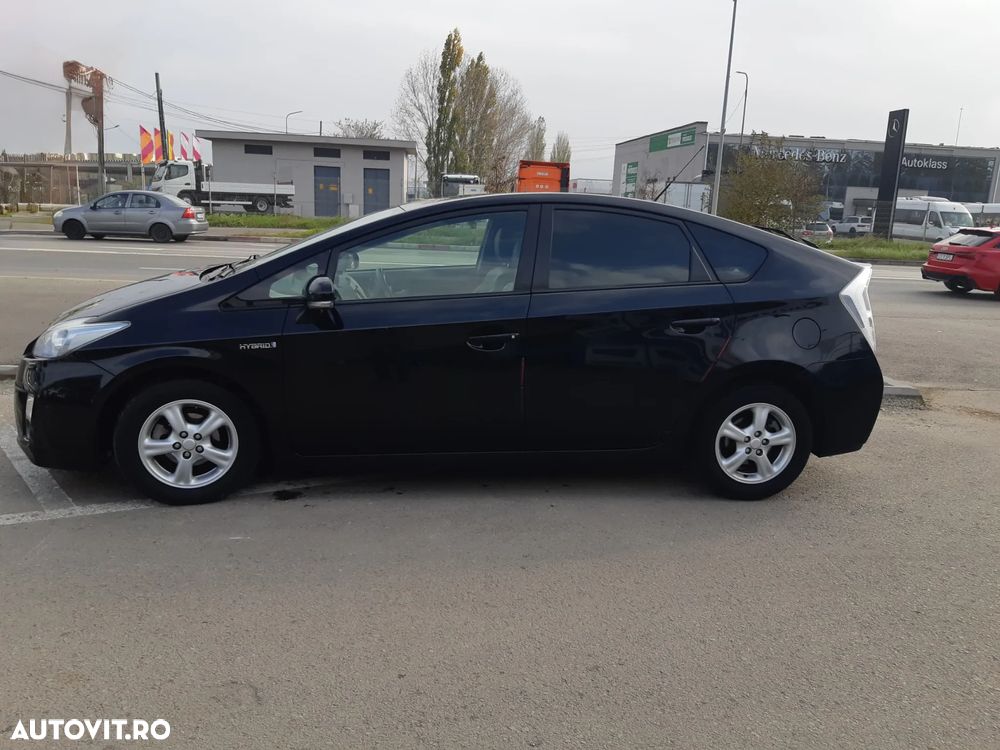 Toyota Prius (Hybrid) - 3