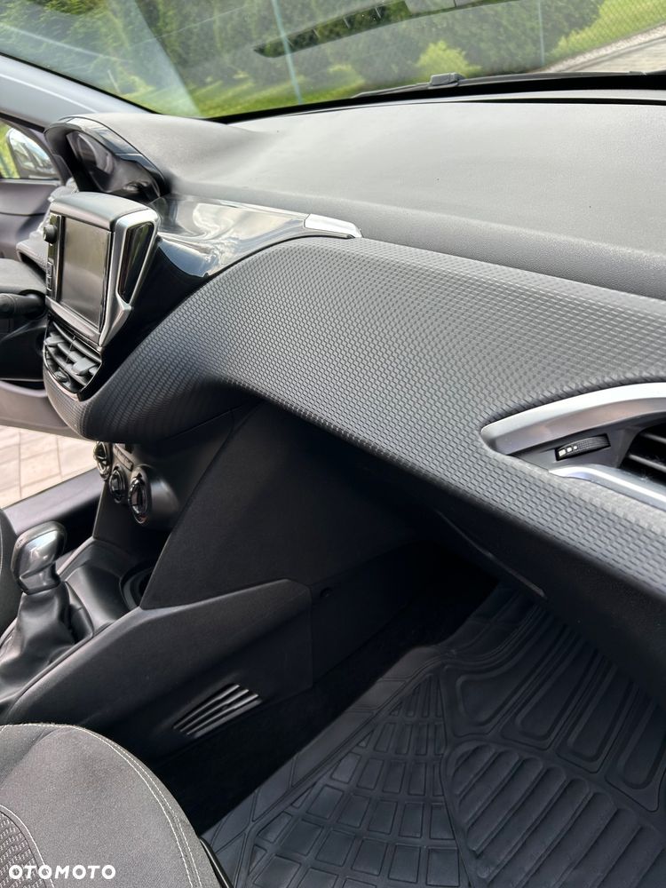 Peugeot 208 - 18