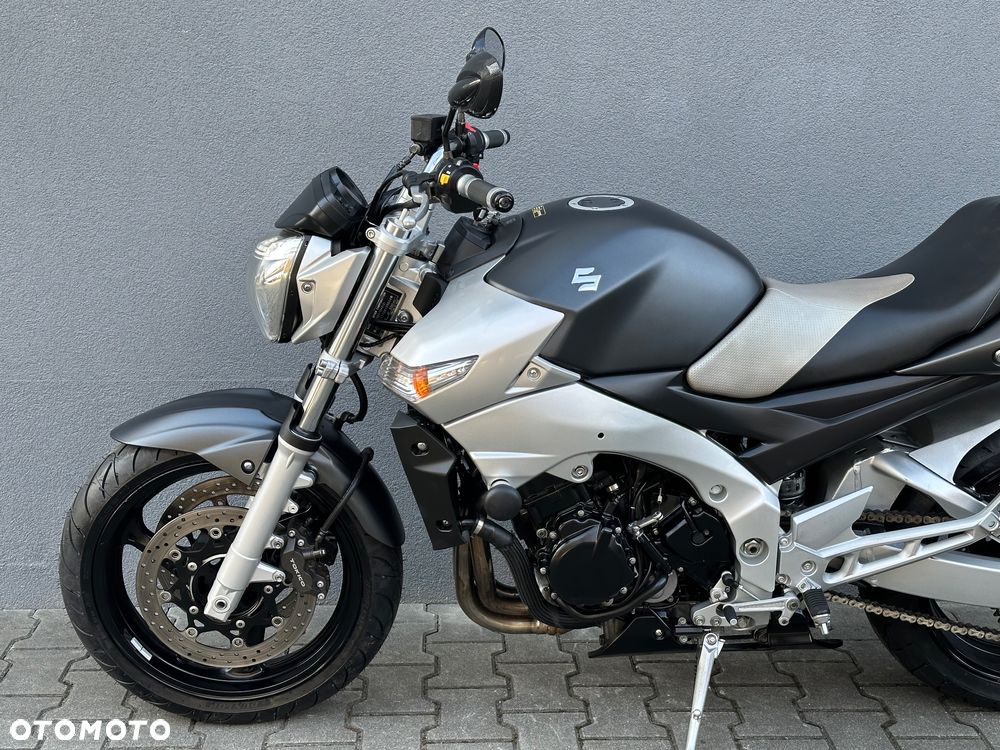 Suzuki GSR - 8