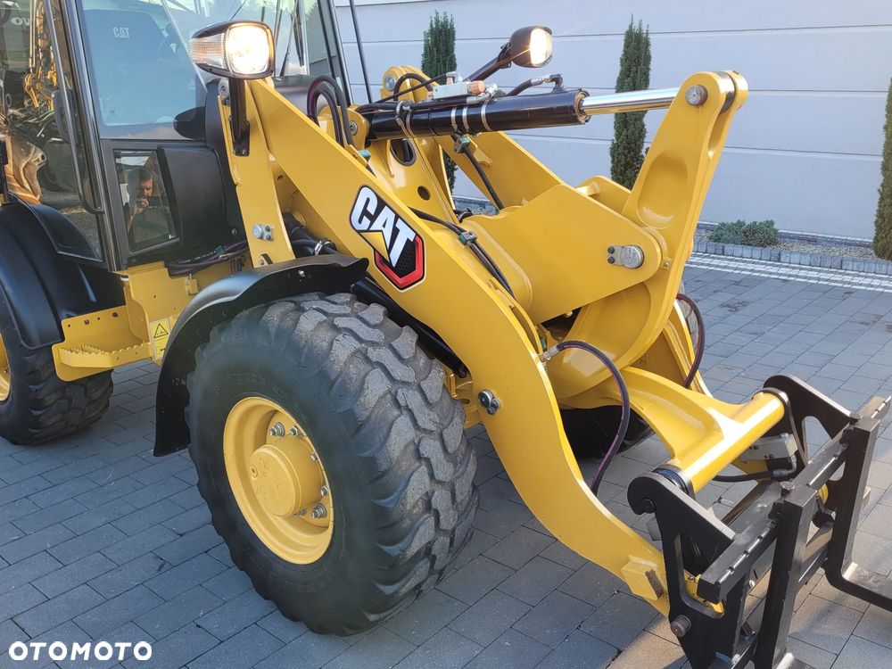 Caterpillar 906M / widły + łyżka otwierana / model 2022 r. / STAN IDEALNY / - 7