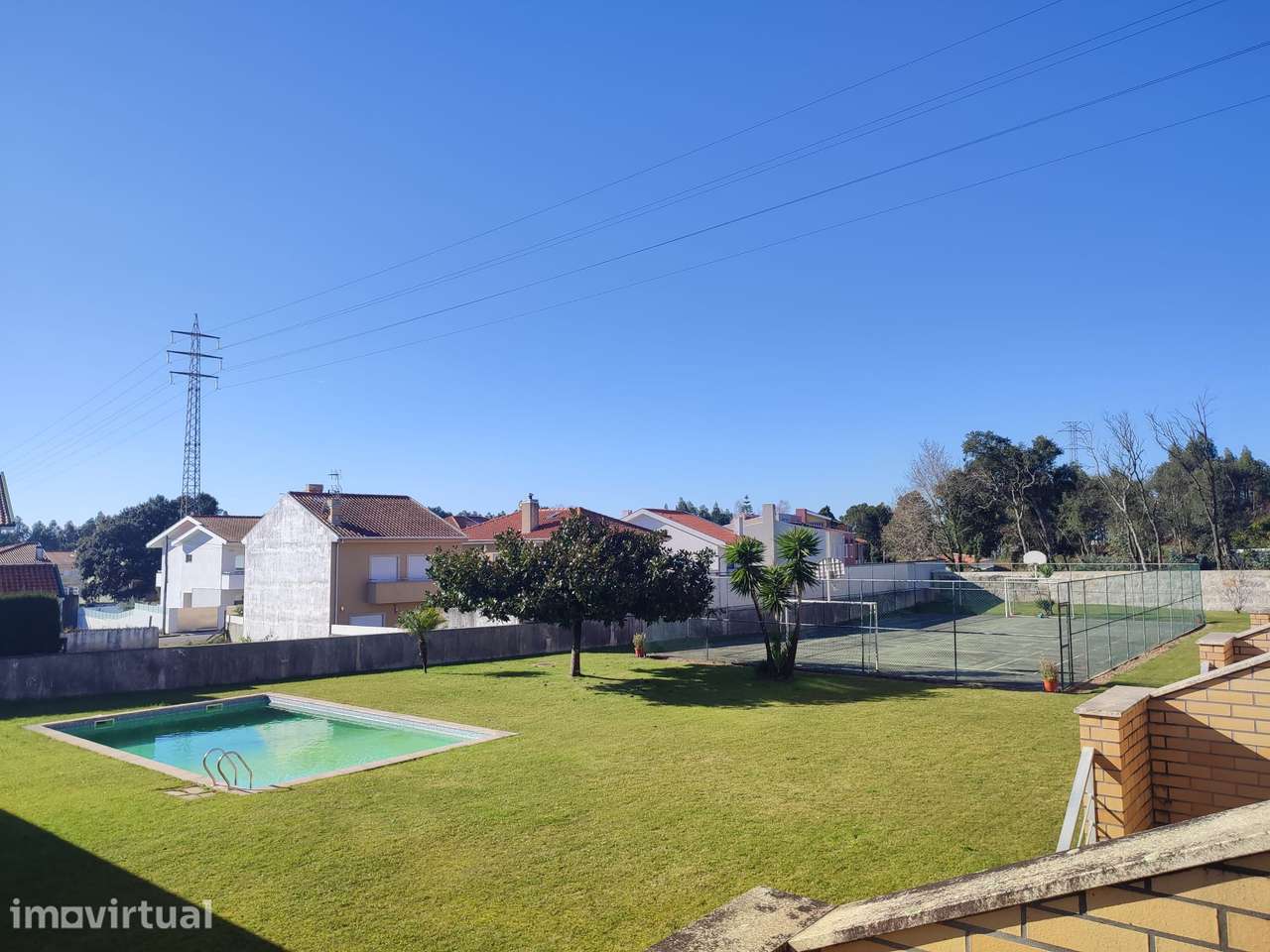 Moradia c/4 quartos(2 suites)+escritório, condomínio fechado c piscina - Grande imagem: 2/43