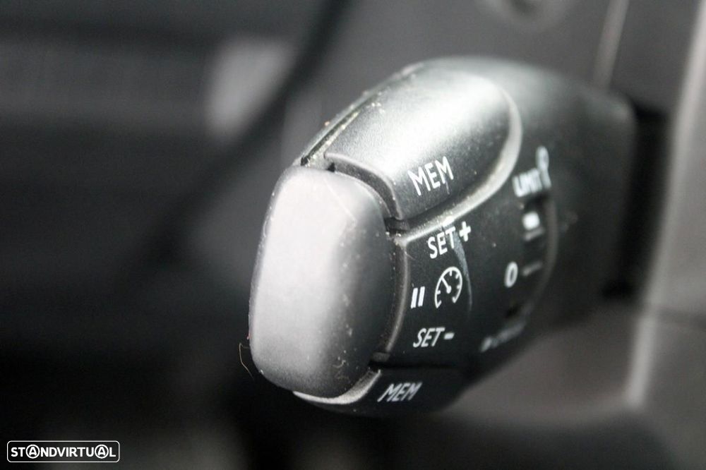 Peugeot e-2008 Allure - 24
