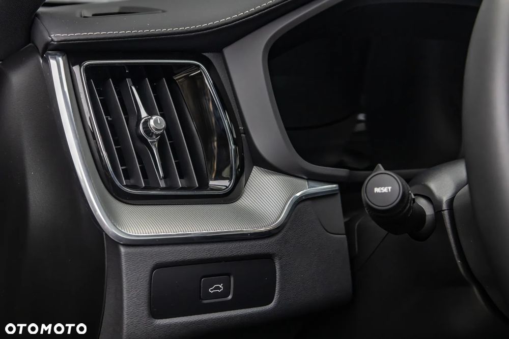 Volvo XC 60 B5 B AWD Ultimate Dark - 18