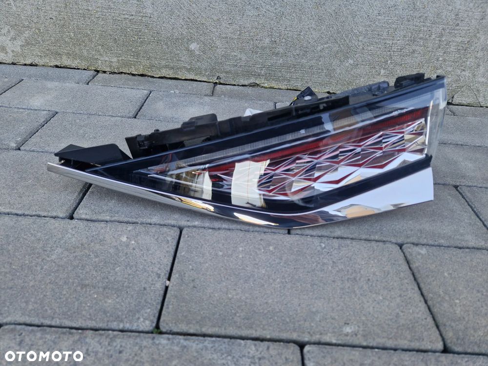 LAMPA TYLNA PRAWA W KLAPĘ DS9 2019-- - 1