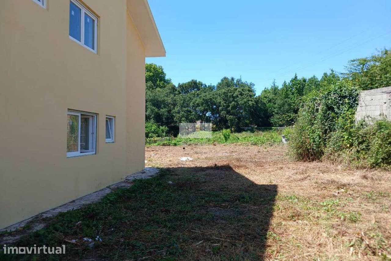 Moradia de 4 frentes de rés do chão e 1º andar inserida em terreno de - Grande imagem: 4/17