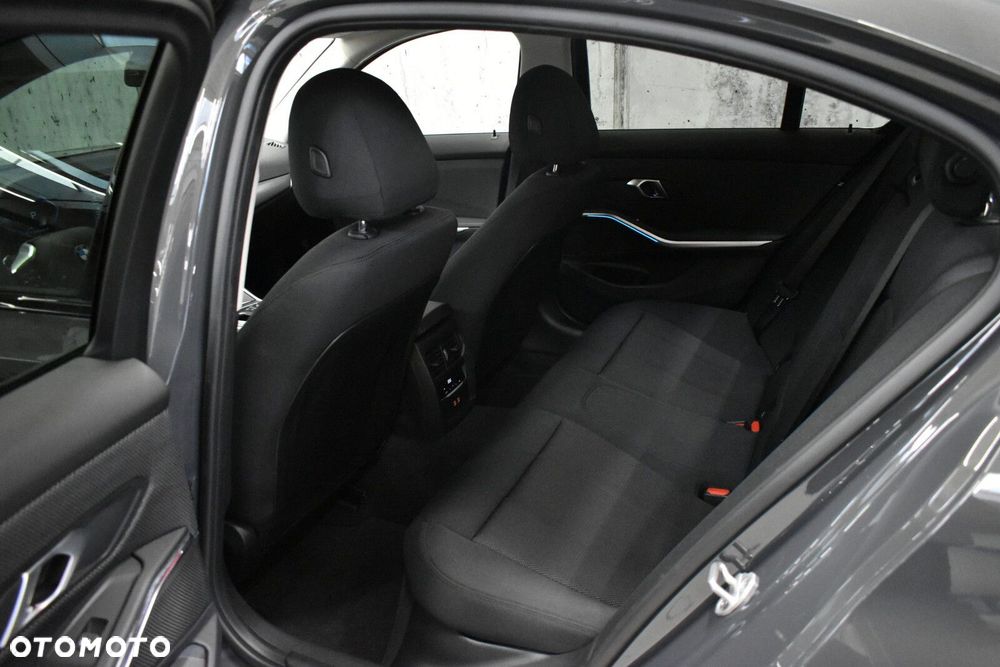BMW Seria 3 320d xDrive mHEV - 21