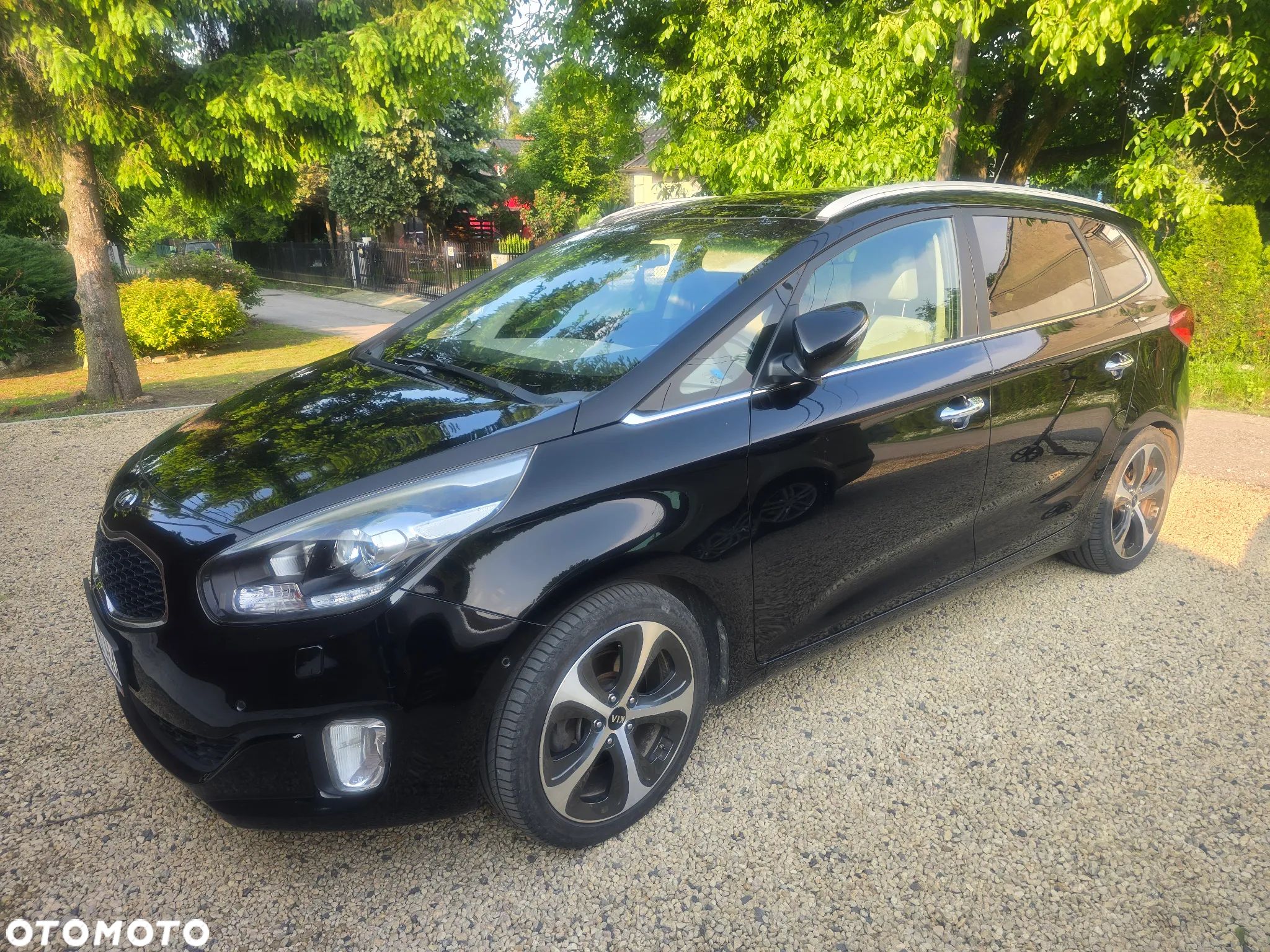 Kia Carens - 1