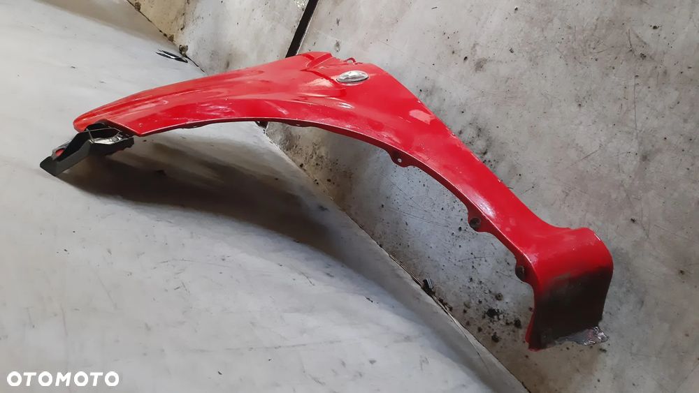 * BŁOTNIK LEWY DO TOYOTA AYGO 3P0 CZERWONY - 3